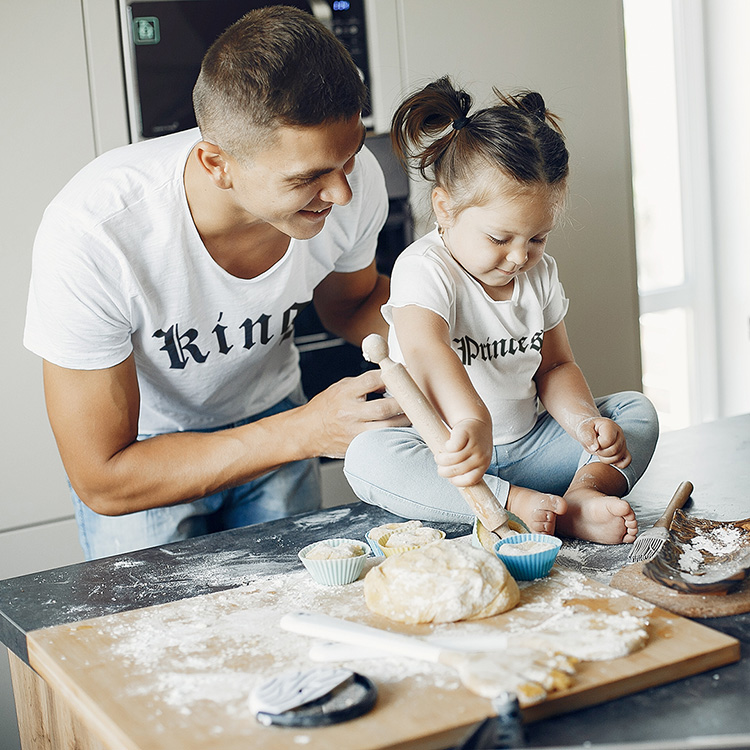 Family,In,A,Kitchen.,Handsome,Father,With,Little,Daughter